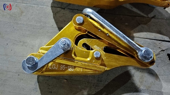 Le conducteur d'alliage d'aluminium est fixé par une pince pour la ligne de transmission.