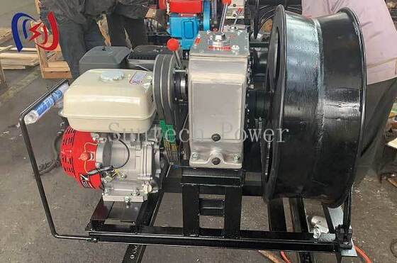 Machine professionnelle de meulage et de prise pour l'élimination efficace de l'isolation et de la gaine des câbles d'alimentation avec une puissance de 2,94-6,61 KW et une force de traction de 1,25-3T