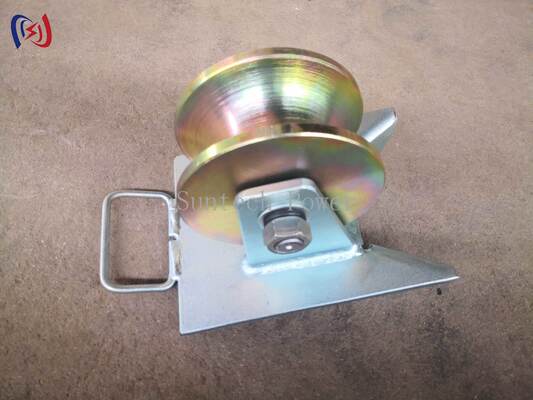 SH130S 10KN Poulie à rouleaux galvanisée à câble à tête pitée avec configuration de faisceau triangulaire pour le tirage de câbles souterrains
