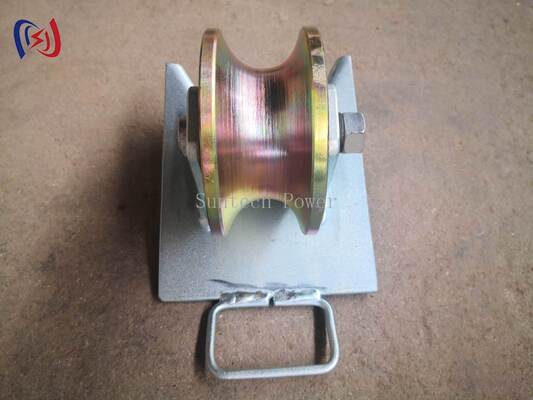SH130S 10KN Poulie à rouleaux galvanisée à câble à tête pitée avec configuration de faisceau triangulaire pour le tirage de câbles souterrains