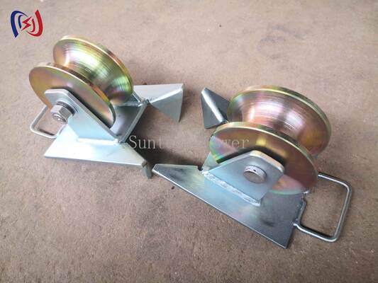 SH130S 10KN Poulie à rouleaux galvanisée à câble à tête pitée avec configuration de faisceau triangulaire pour le tirage de câbles souterrains