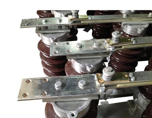 Porcelaine de 36KV 1250A tournant l'isolateur central avec la structure de support