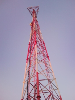 Tour en acier de télécommunication tubulaire d'OIN 1461 ASTM A123 HDG