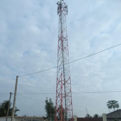 De la télécommunication trois tour en acier 33KV angulaire à jambes avec l'antenne et les parenthèses de Mw
