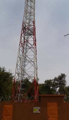 De la télécommunication 4 la tour en acier 90meters angulaire de jambe a galvanisé