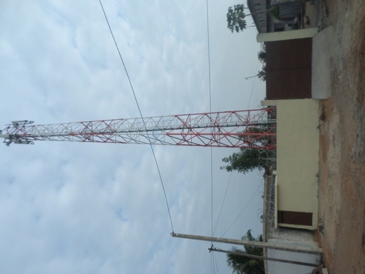 La tour de télécommunication de l'antenne 110KV a galvanisé la structure en acier angulaire de radar