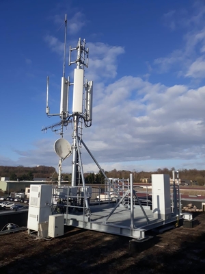 Acier supérieur galvanisé de la tour Q235 de toit de Guyed Polonais d'immersion chaude avec les accessoires relatifs