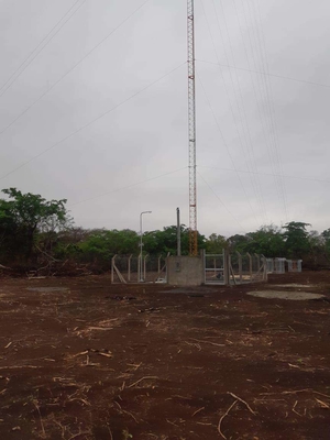 L'acier de télécommunication a galvanisé la tour de Guyed avec les parenthèses et le paratonnerre