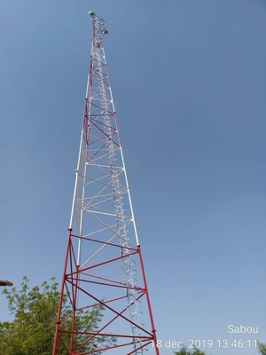 Tour d'antenne tubulaire galvanisée de télécom d'angle en acier avec des parenthèses