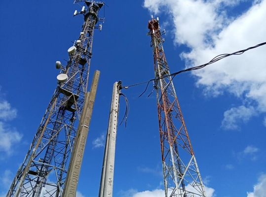 Ligne de transmission tour en acier tubulaire de télécom pour le chantier de construction